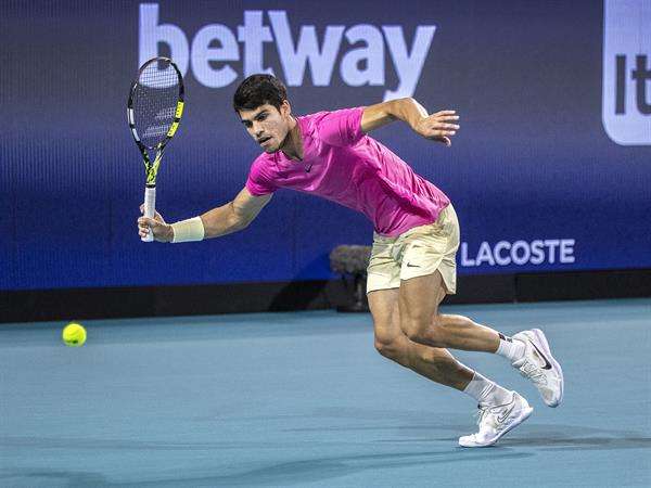Carlos Alcaraz en acción en las semifinales del Masters 1.000 de Miami. EFE/EPA/CRISTOBAL HERRERA-ULASHKEVICH