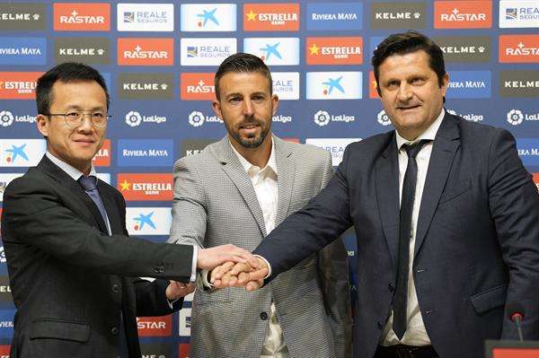 El nuevo entrenador del Espanyol, Luis García, junto al consejero delegado, Mao Ye (i), y el director deportivo, Domingo Catoira (d), durante su presentación como nuevo técnico del Espanyol, tras a destitución de Diego Martínez. EFE/Alejandro García