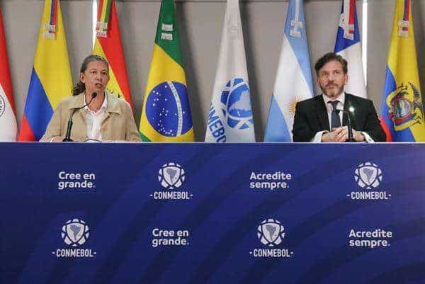 El presidente de la Conmebol, Alejandro Domínguez (d), y la ministra del Deporte de Brasil, Ana Moser, fueron registrados este martes, 25 de abril, durante una rueda de prensa, en Luque (Paraguay). EFE/Rubén Peña