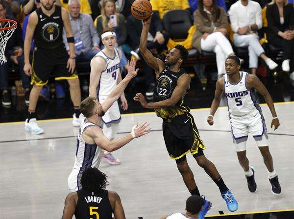 El alero de los Golden State Warriors Andrew Wiggins(D) en el juego 3 de los playoffs entre Golden State Warriors y Sacramento Kings, este 20 de abril de 2023. EFE/EPA/John G. Mabanglo