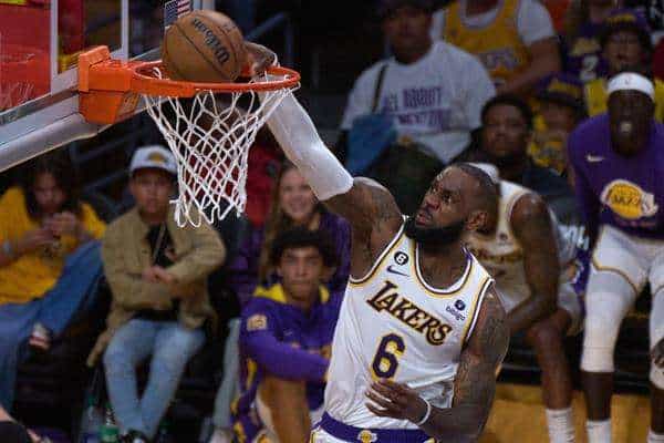El alero de Los Ángeles Lakers, LeBron James (I), durante la el tercer partido de la Primera Ronda de la Conferencia Oeste de la NBA con los Memphis Grizzlies, este 22 de abril de 2023. EFE/EPA/Allison Dinner