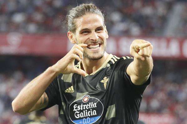 El delantero del Celta Gonçalo Paciencia celebra tras marcar el segundo gol ante el Sevilla, durante el partido de Liga en Primera División que Sevilla FC y Celta de Vigo han disputado en el estadio Ramón Sánchez-Pizjuán. EFE/José Manuel Vidal