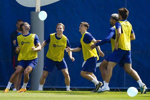 Los jugadores del FC Barcelona durante el entrenamiento que el equipo azulgrana ha realizado en la ciudad deportiva Joan Gamper previo al partido de LaLiga que disputarán contra el Rayo Vallecano. EFE/Enric Fontcuberta.