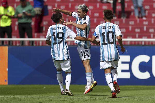 Santiago López (c) de Argentina celebra hoy con sus compañeros tras anotar contra Chile, durante un partido por el Sudamericano Sub-17 en el estadio Rodrigo Paz, en Quito (Ecuador). EFE/José Jácome