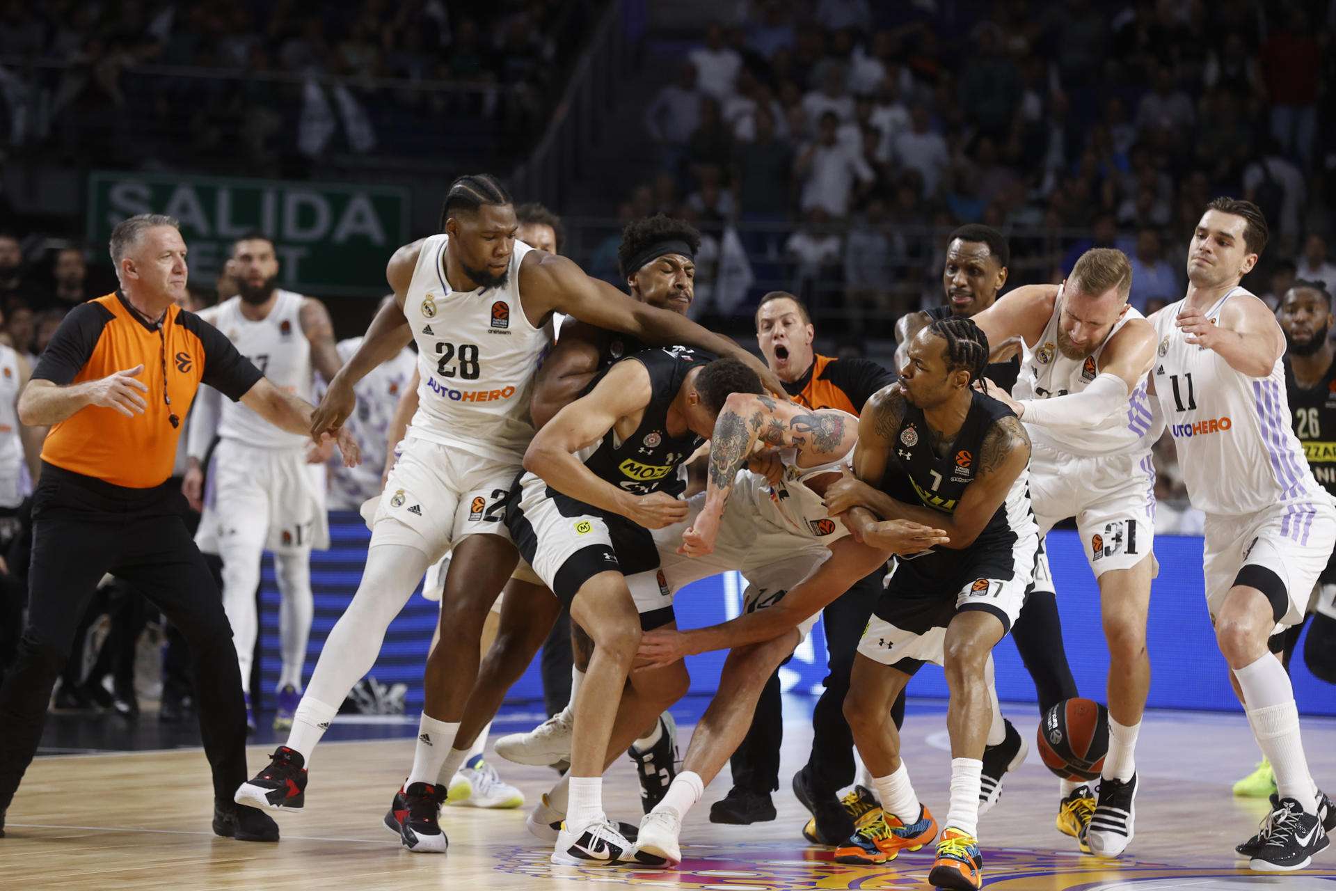 80-95. El Real Madrid cae de nuevo y el partido acaba en batalla campal