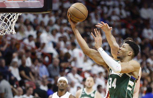 Giannis Antetokounmpo de los Milwaukee Bucks lanza hoy el balón contra los Miami Heat, durante un juego por los Playoffs de la NBA en el Kaseya Center de Miami, Florida (EE.UU). EFE/ Rhona Wise