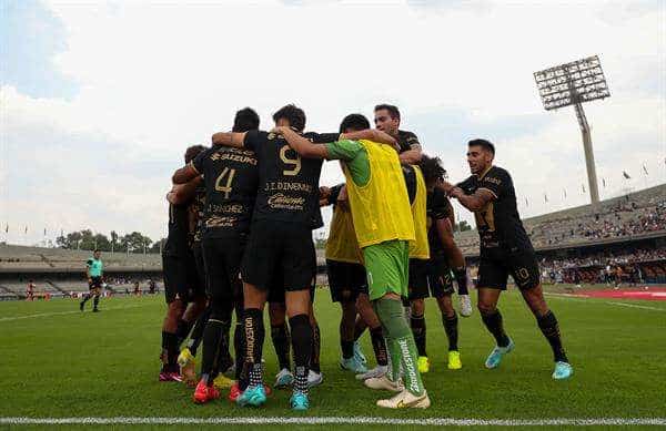 Jugadores de Pumas celebran un gol anotado al Atlético San Luis, durante un juego por la jornada 14 del torneo Clausura 2023 del fútbol mexicano hoy, en el estadio Olímpico Universitario de Ciudad de México (México). EFE/Isaac Esquivel