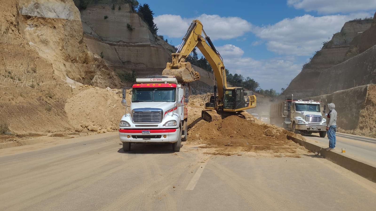 Libramiento de Chimaltenango: Trabajos para liberar carriles tras derrumbe continúan
