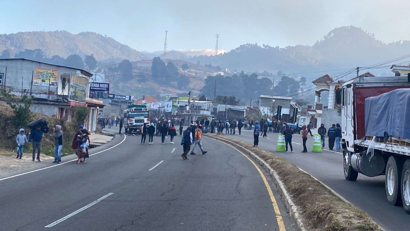 Sin paso en la ruta Interamericana: Pobladores de Nahualá, Sololá, realizan bloqueos