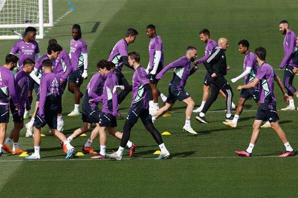 Los jugadores del Real Madrid, durante el entrenamiento de este viernes en la ciudad deportiva de Valdebebas de cara a la visita al Cádiz este sábado en su encuentro correspondiente a la 29ª jornada de una Liga. EFE/ J.J.Guillen