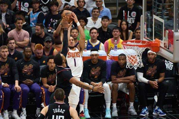 El escolta de los Phoenix Suns Devin Booker (1), este 22 de abril de 2023, en el juego 4 entre los Phoenix Suns y Los Angeles Clippers. EFE/EPA/Allison Dinner