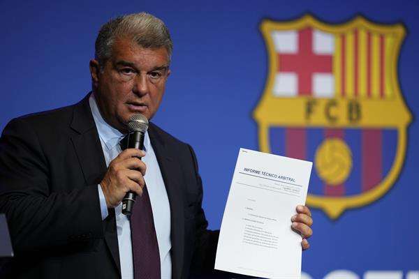 El presidente del FC Barcelona, Joan Laporta, durante la comparecencia que protagoniza para informar de los resultados de la investigación interna llevada a cabo por la entidad azulgrana en relación al caso Negreira. EFE/Alejandro Garcia