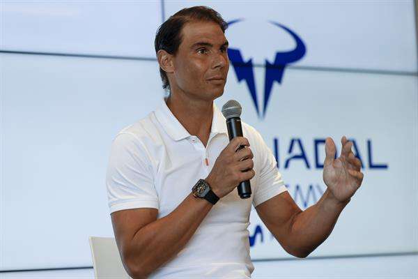 El tenista español Rafael Nadal ofrece una rueda de prensa este jueves en la Rafa Nadal Academy de Manacor (Mallorca), en la que ha anunciado que no participará en la próxima edición del torneo de Ronald Garros y ha afirmado además que su intención es que el año que viene sea su último año como tenista profesional. EFE/ Cati Cladera