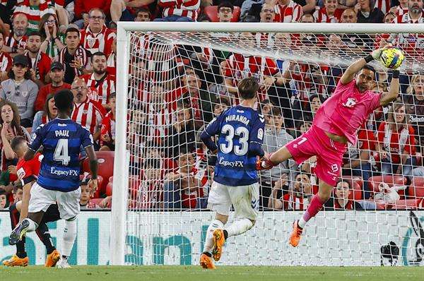 El portero del Betis Claudio Bravo, en una foto de archivo.EFE/Miguel Toña