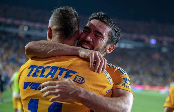 Nicolás López (i) de Tigres celebra hoy con su compañero Juan Vigón tras anotar contra el Toluca, durante un partido por los cuartos de final del torneo Clausura 2023, en el Estadio Universitario en Monterrey (México). EFE/Miguel Sierra