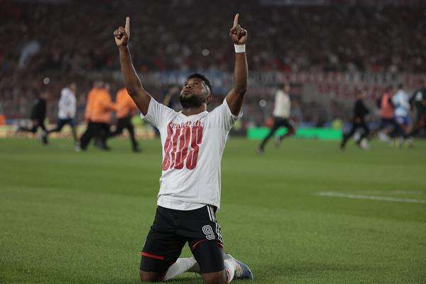 El colombiano Miguel Borja, delantero del River Plate de Argentina, fue registrado este domingo, 7 de mayo, al celebrar el gol con el que su equipo se impuso 1-0 a Boca Juniors, durante un partido de la jornada 15 del campeonato de Primera División de fútbol en Argentina, en el estadio Monumental, en Buenos Aires (Argentina). EFE/Juan Ignacio Roncoroni
