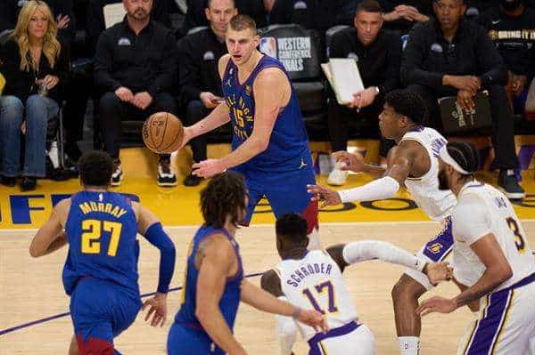 Los Nuggets colocan a los Lakers al borde del abismo