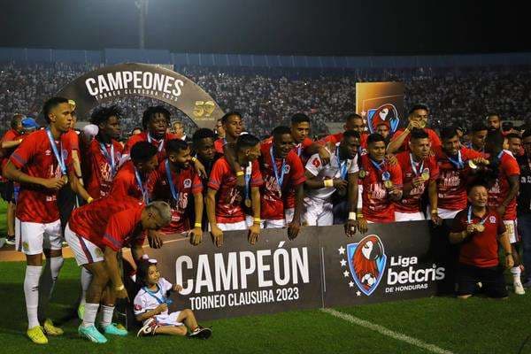 AMDEP2639. TEGUCIGALPA (HONDURAS), 28/05/2023.- Jugadores de Olimpia celebran al ganar la final de la Liga Profesional hondureña ante Olancho FC hoy, en el estadio Nacional en Tegucigalpa (Honduras). EFE/ Gustavo Amador