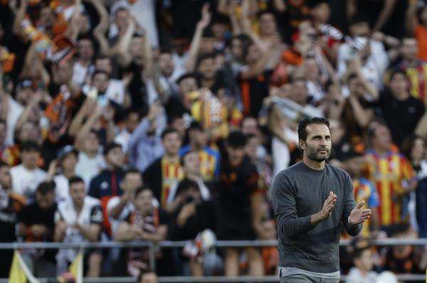 El entrenador del Valencia CF Rubén Baraja celebra la victoria de su equipo al término del partido correspondiente a la jornada 35 ante el Real Madrid en Mestalla (Valencia) en foto de archivo de Biel Alino. EFE
