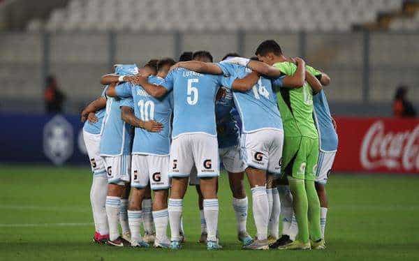 Los jugadores de Sporting Cristal charlan entre ellos antes de un partido, en una fotografía de archivo. EFE/ Paolo Aguilar
