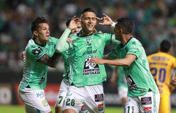 Fidel Ambriz (c) de León, celebra un gol anotado durante un juego por las semifinales de la Liga de Campeones de la Concacaf en el estadio León, en Guanajuato (México). EFE/Luis Ramírez