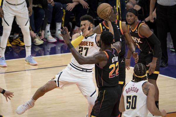 Jokic no pudo evitar que Suns empaten la serie ante Nuggets