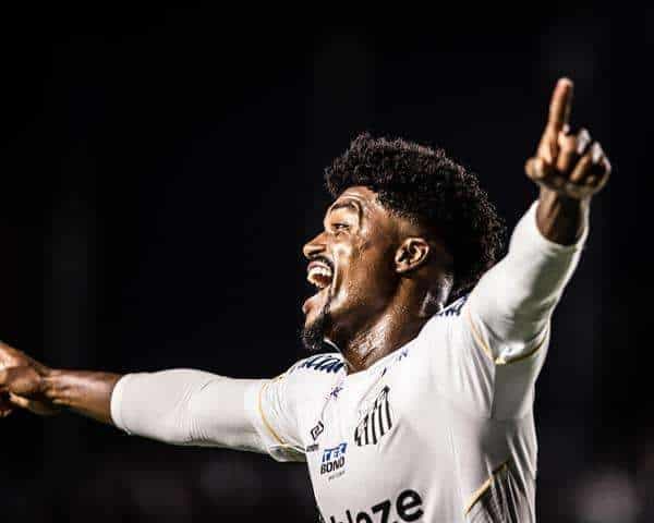 Fotografía cedida este miércoles, 10 de mayo, por el club Santos FC y tomada el pasado 29 de abril en la que se registró al futbolista Eduardo Bauermann. La Justicia brasileña aceptó la denuncia presentada por la Fiscalía contra 16 investigados por el amaño de resultados de partidos de fútbol a través de apuestas deportivas, entre ellos siete deportistas. EFE/Raul Baretta/Cortesía Santos