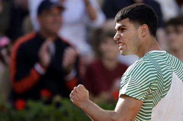 Carlos Alcaraz de España reacciona mientras juega contra Flavio Cobolli de Italia en su partido de primera ronda de individuales masculinos durante el torneo de tenis Grand Slam del Abierto de Francia en Roland Garros en París, Francia. EFE/EPA/CHRISTOPHE PETIT TESSON
