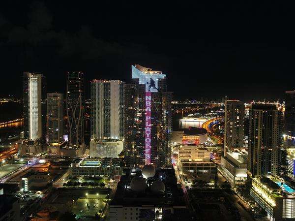 Fotografía cedida este lunes, 15 de mayo, por World Satellite Television News en la que se registró una toma general de una pantalla de animación digital en apoyo a los Heat de Miami, previo al primer partido la final de la Conferencia Este de la NBA contra los Celtics de Boston, en la fachada del edificio Paramount Miami Worldcenter, frente a la bahía de Vizcaya, en el centro de Miami (Florida, EE.UU). EFE/World Satellite Television News