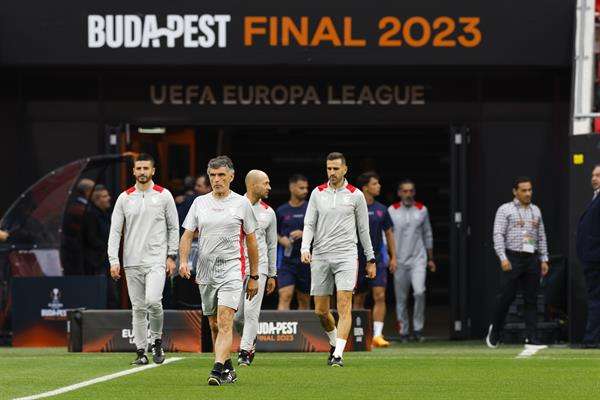 El entrenador del Sevilla FC, José Luis Mendilibar (2i), dirige en una sesión de entrenamiento este martes en el Puskas Arena de Budapest (Hungría), donde mañana jugarán la Final de la Liga Europa ante la AS Roma. EFE/ Julio Muñoz