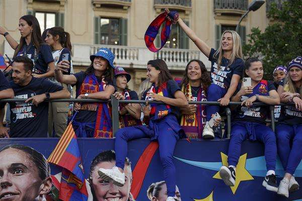 Champions Los jugadores y jugadoras del FC Barcelona celebran la conquista de LaLiga Santander por parte del equipo masculino y de la Finetwork Liga F del primer equipo femenino con la tradicional rúa por las calles de la capital catalana.EFE/ Alejandro García.