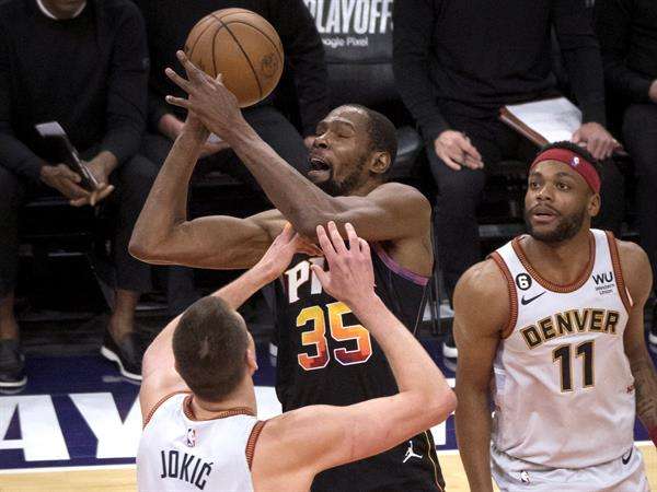 Contra la pared tras perder los dos primeros partidos en Denver, los Phoenix Suns necesitaron unas monumentales actuaciones de Devin Booker (47 puntos) y Kevin Durant (39) para imponerse este viernes por 121-114 a los Nuggets en casa y recortar distancias (1-2) en la serie de semifinales de la Conferencia Oeste de la NBA.