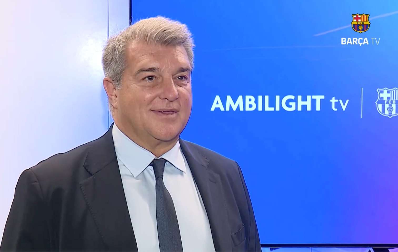 El FC Barcelona anunció un acuerdo de patrocinio con TP Vision, la empresa responsable del diseño y fabricación de los productos Philips, para lucir la marca Ambilight TV en la manga de la camiseta del primer equipo masculino.