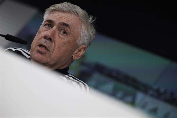 El entrenador del Real Madrid, Carlo Ancelotti, durante la rueda de prensa posterior al entrenamiento en la CIudad Deportiva de Valdebebas en Madrid. EFE/Sergio Pérez
