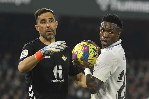 El delantero del Real Madrid Vinicius y el portero del Betis Claudio Bravo, en una foto de archivo. EFE/Raúl Caro