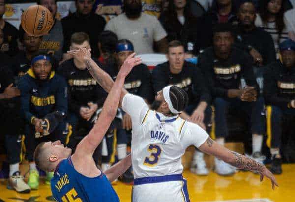 Anthony Davis (d) de LA Lakers bloquea un lanzamiento de Nikola Jokic de Denver Nuggets, el 20 de mayo de 2023, durante un juego de la NBA en Crypto.com Arena en Los Ángeles (EE. UU). EFE/ Phillip Kim