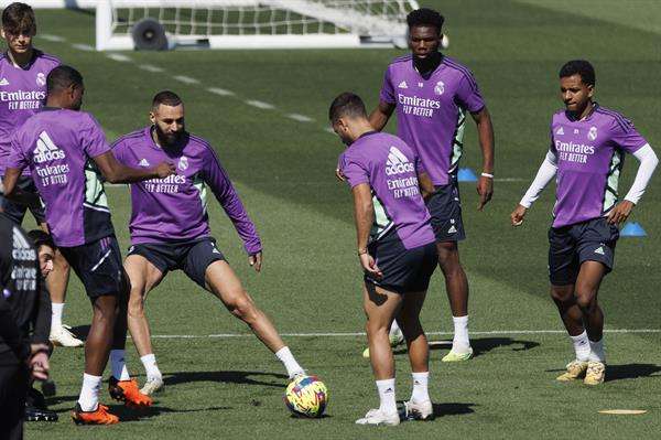 El defensa austríaco David Alaba pasa el balón a Lucas Vázquez durante el entrenamiento del Real Madrid en la Ciudad Deportiva de Valdebebas. EFE/Sergio Pérez