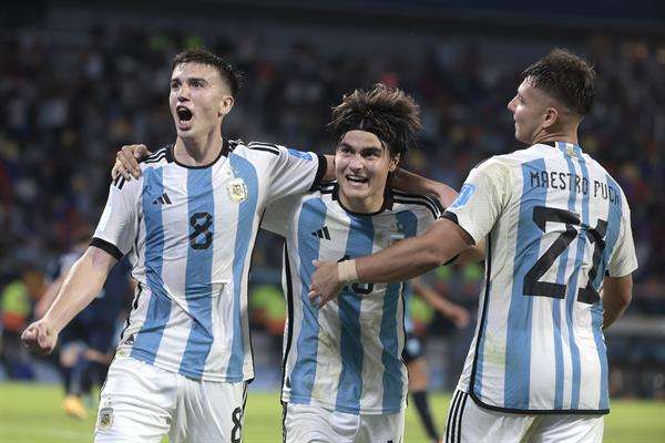 Máximo Perrone (i) de Argentina celebra su gol, en un partido del grupo A de la Copa Mundial de Fútbol sub-20 entre Argentina y Guatemala en el estadio Único de Ciudades, en Santiago del Estero (Argentina). EFE/Juan Ignacio Roncoroni