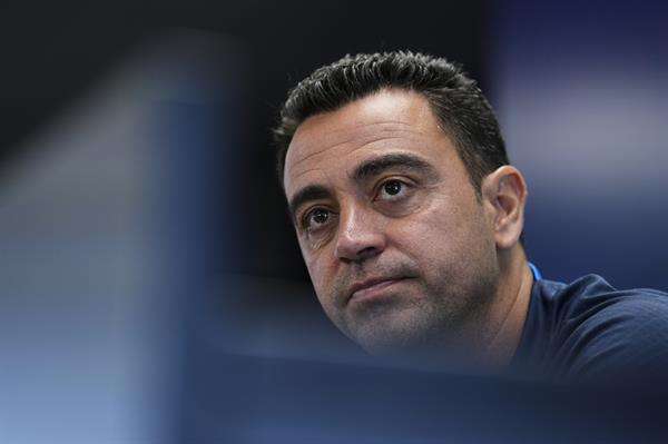 El entrenador del FC Barcelona Xavi Hernández, durante la rueda de prensa posterior al entrenamiento celebrado por el equipo este lunes en la Ciudad Deportiva Joan Gamper. EFE/Alejandro García