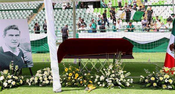 Fotografía del velorio del ex futbolista mexicano Antonio "Tota" Carbajal, hoy, en el estadio León, estado de Guanajuato (México). EFE/Luis Ramírez