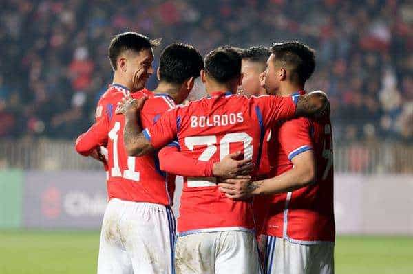 Jugadores de Chile celebran un gol hoy, en un partido amistoso internacional entre las selecciones de Chile y Cuba, en el estadio Alcaldesa Ester Roa Rebolledo, en Concepción (Chile). EFE/Esteban Paredes Drake