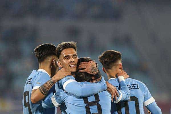 Rodrigo Zalazar (2-i) de Uruguay celebra su gol hoy, durante el partido amistoso internacional por fecha FIFA entre Uruguay y Nicaragua en el estadio Centenario, en Montevideo (Uruguay). EFE/Gastón Britos