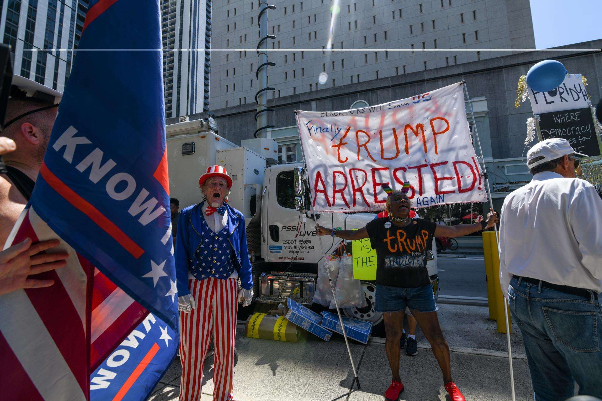 Trump llega al tribunal federal de Miami para la audiencia por documentos clasificados