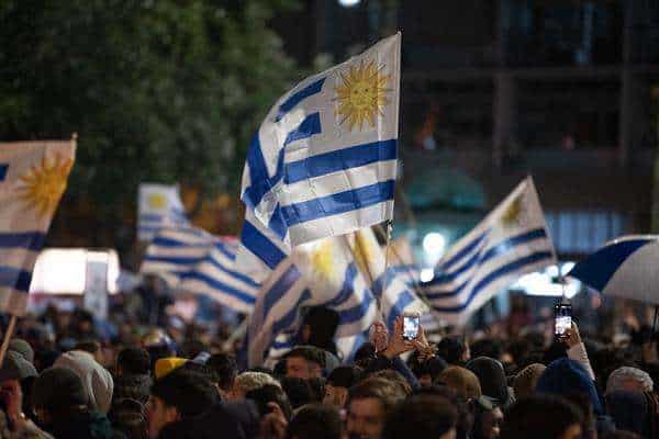 Aficionados celebran el título del campeonato Mundial sub-20 conseguido por la selección uruguaya, hoy, en Montevideo (Uruguay). EFE/Gianni Schiaffarino