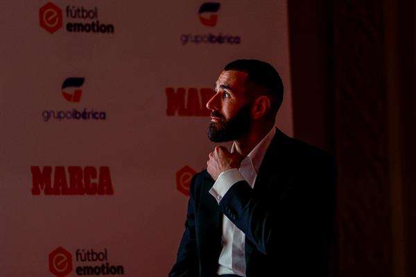 El delantero francés del Real Madrid, Karim Benzema, recibe el trofeo MARCA Leyenda durante una gala en el Real Casino de Madrid. EFE/ Rodrigo Jiménez