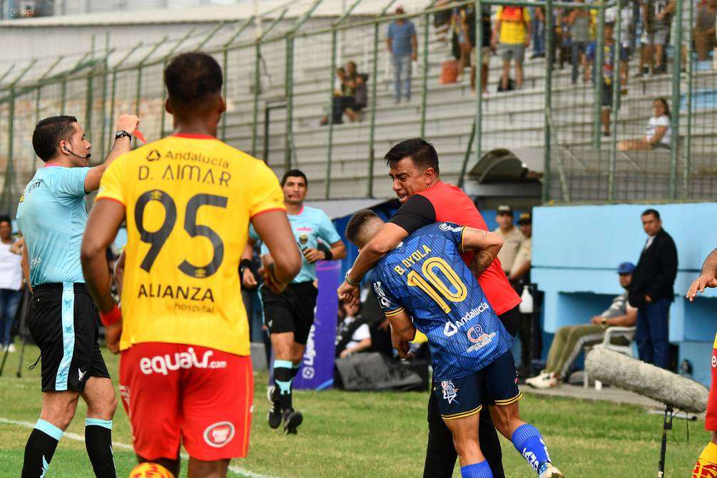 César Farías, dT Aucas reaccionó con violencia a una acción accidental en un partido de fútbol