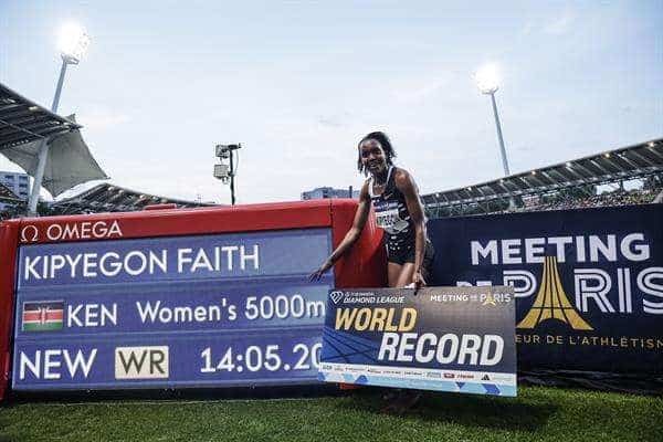 Kenia premia con 33.000 euros a la atleta Faith Kipyegon tras batir dos récords mundiales