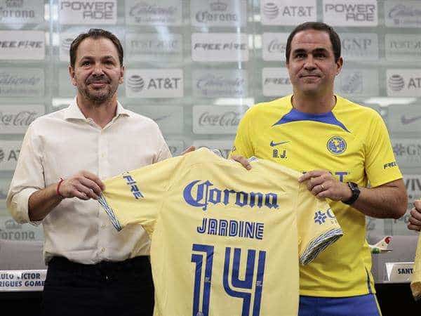 El presidente deportivo del Club América, Santiago Baños (i), presentó al brasileño André Jardine (d) como el nuevo director técnico del equipo hoy, en Ciudad de México (México). EFE/José Méndez