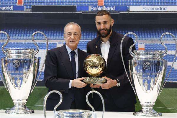 Karim Benzema posa junto al presidente del Real Madrid, Florentino Pérez, durante el acto institucional de homenaje y despedida al delantero francés, quien deja el equipo tras catorce años de éxitos, como jugador con más títulos de la historia del club blanco. Benzema se marcha admitiendo que su "sueño" era retirarse de blanco pero decantándose por "otra oportunidad" que se le abre en el fútbol árabe. EFE/ Real Madrid