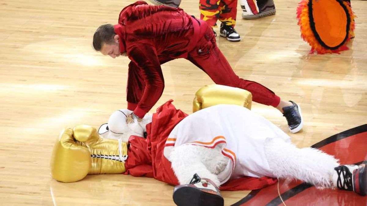 McGregor no tuvo piedad de la mascota de Miami Heat y lo manda al hospital